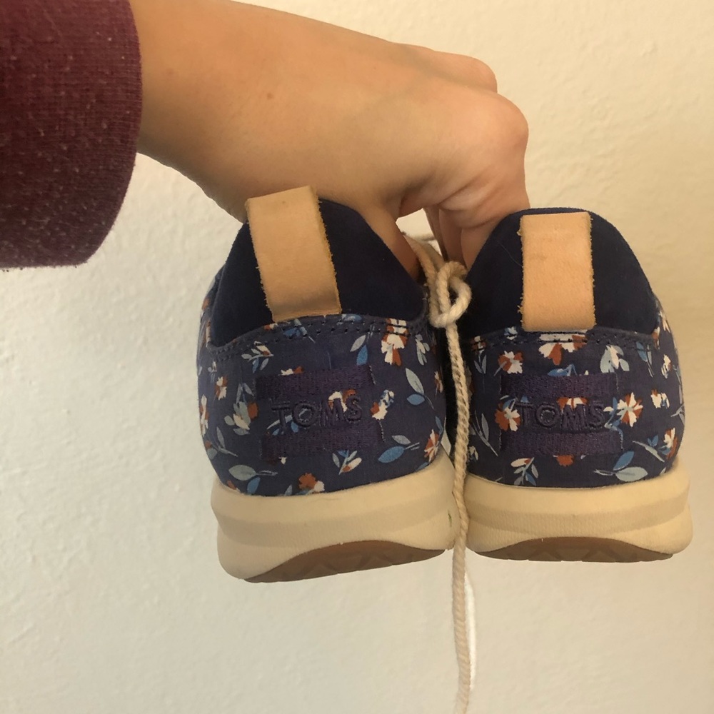 Toms sneakers